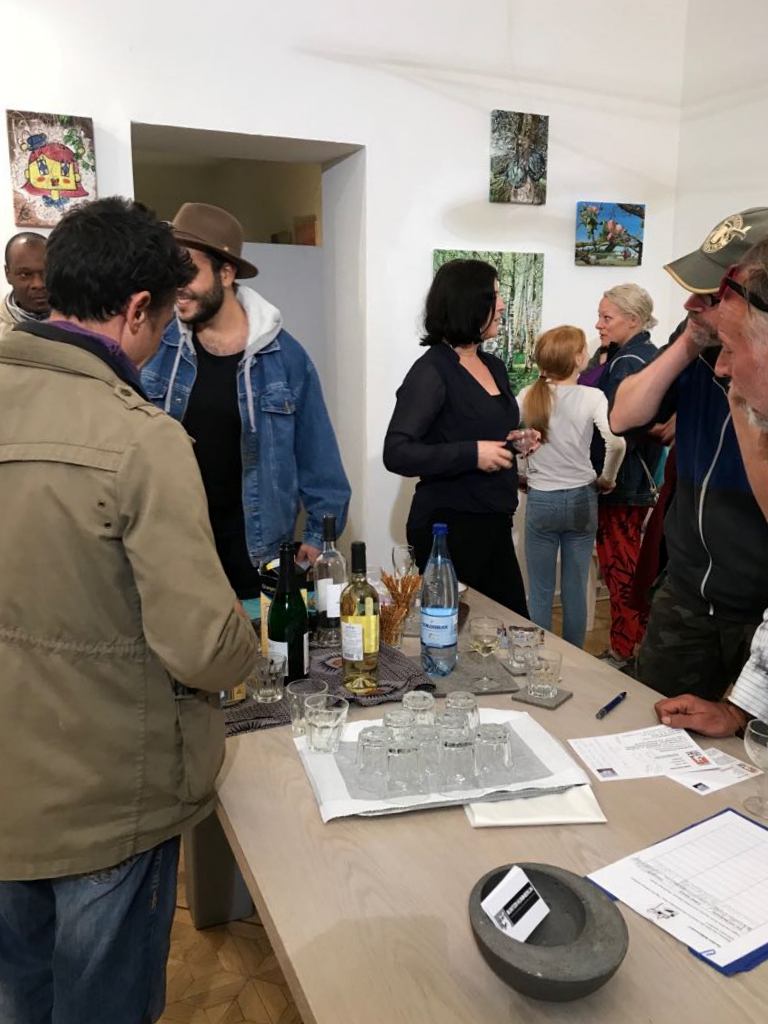 Die Stimmung ist bestens während der Vernissage